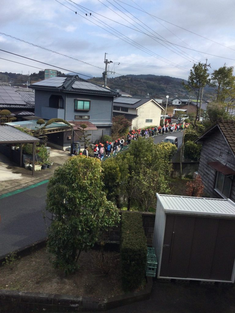 小学生とばったり